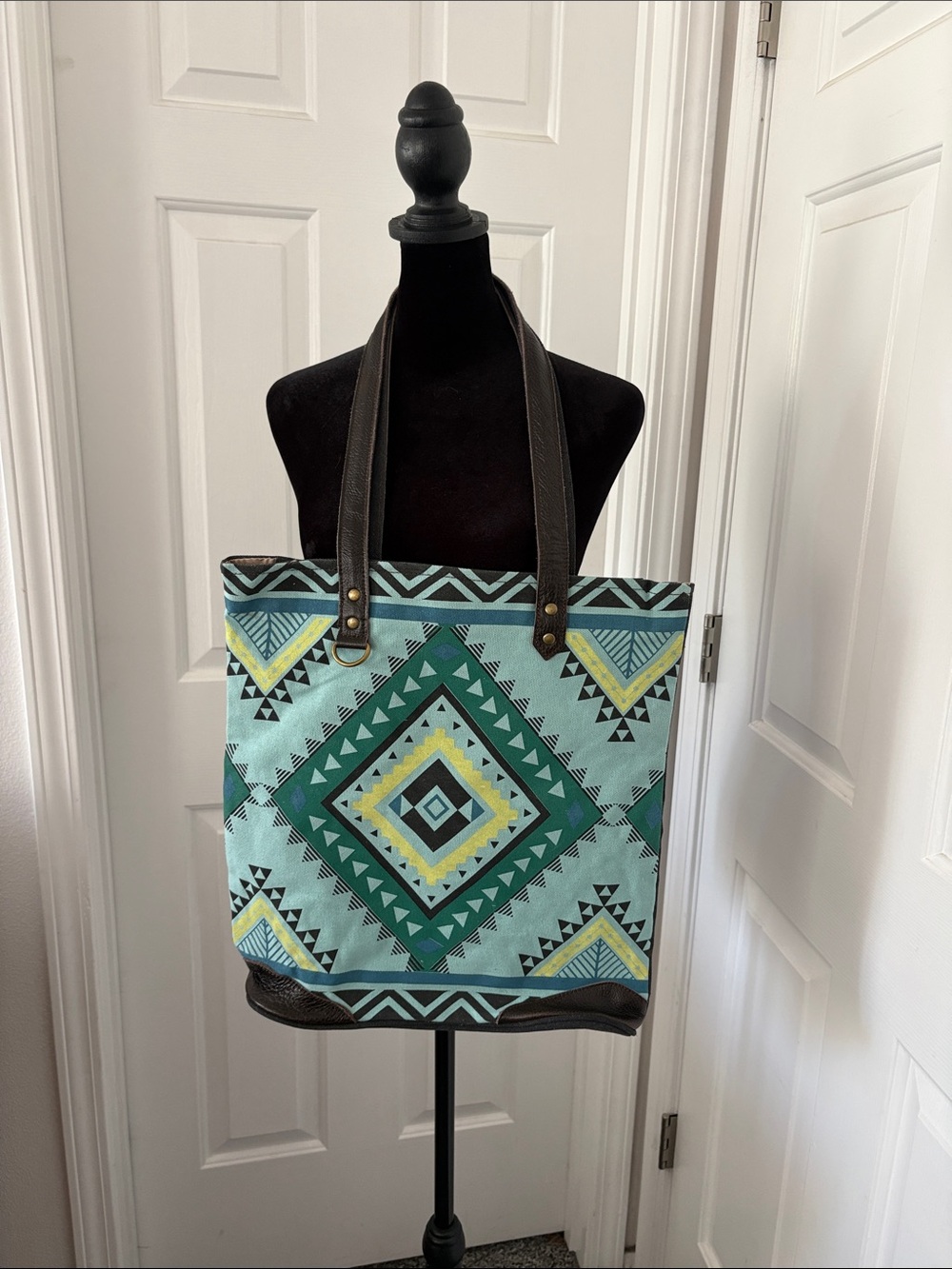Ann Goti Western Tote Geometric Design and Leather Detailing.